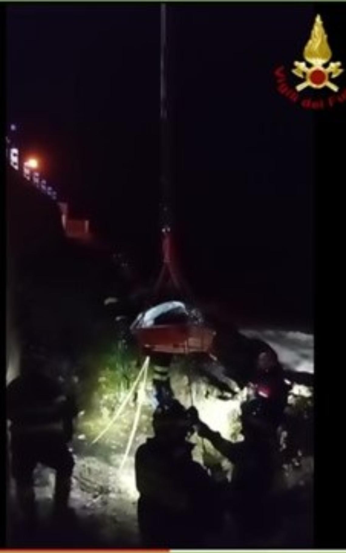 Il salvataggio dei Vigili del fuoco a Torre a Mare - foto dei Vigili del fuoco