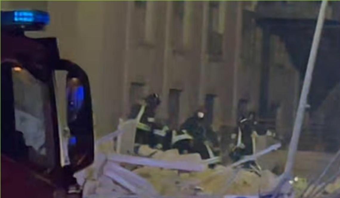 I vigili del fuoco al lavoro dove è crollata la palazzina a Bari
