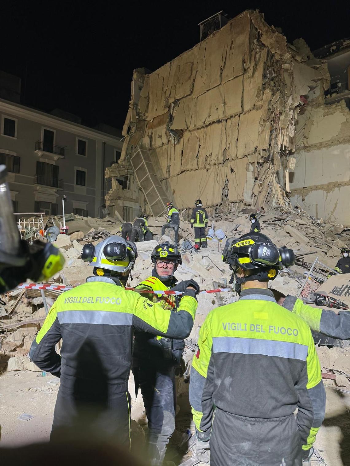 Le ricerche dei dispersi dei Vigili del fuoco - foto di Francesco Manfuso
