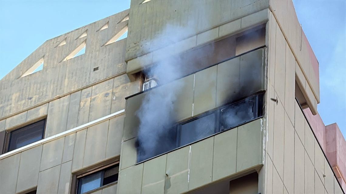L'incendio nel balcone di uno stabile di viale Unicef (foto Francesco Manfuso)