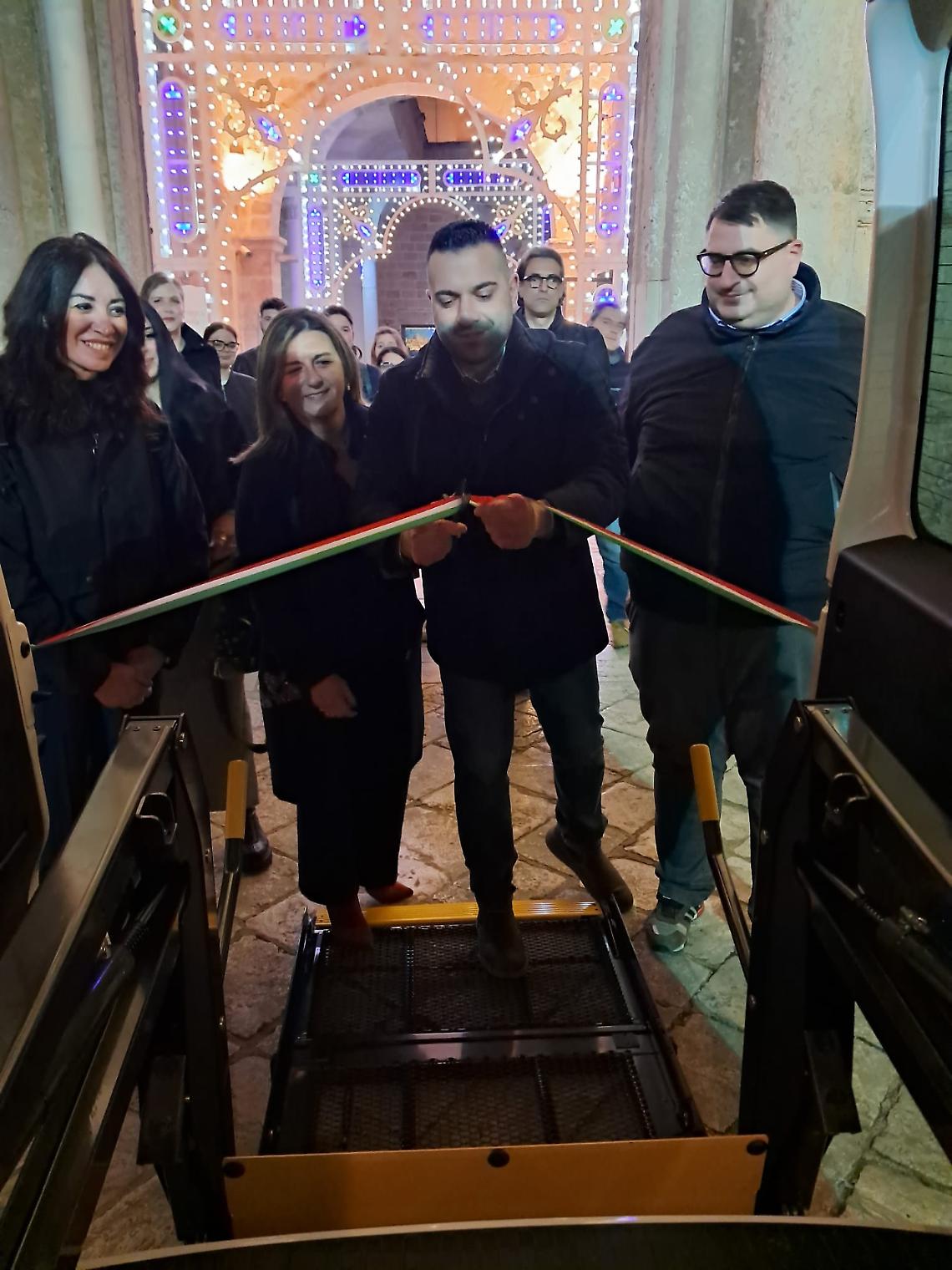 Inaugurato un nuovo mezzo per il trasporto delle persone con disabilità a Francavilla Fontana 