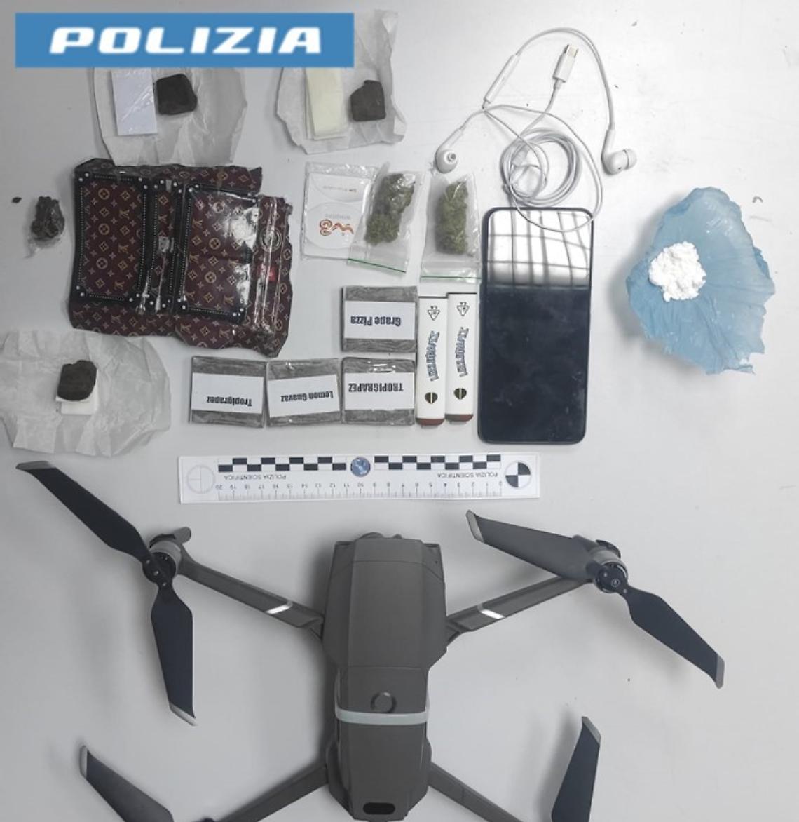 Il materiale sequestrato dalla Polizia di Stato