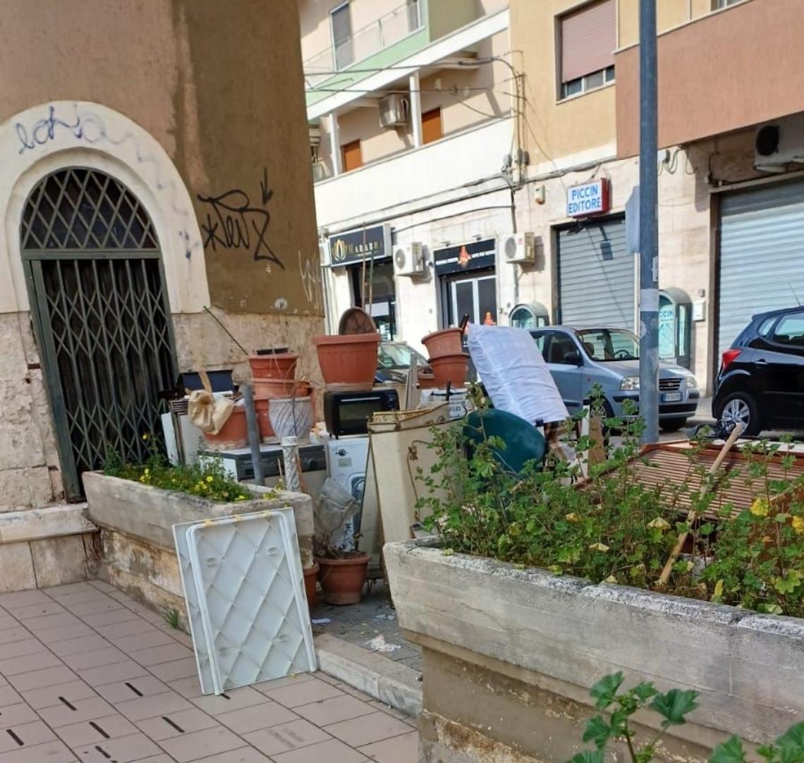 La Polizia Locale di Bari sanziona il proprietario di un appartamento per abbandono di rifiuti ingombranti
