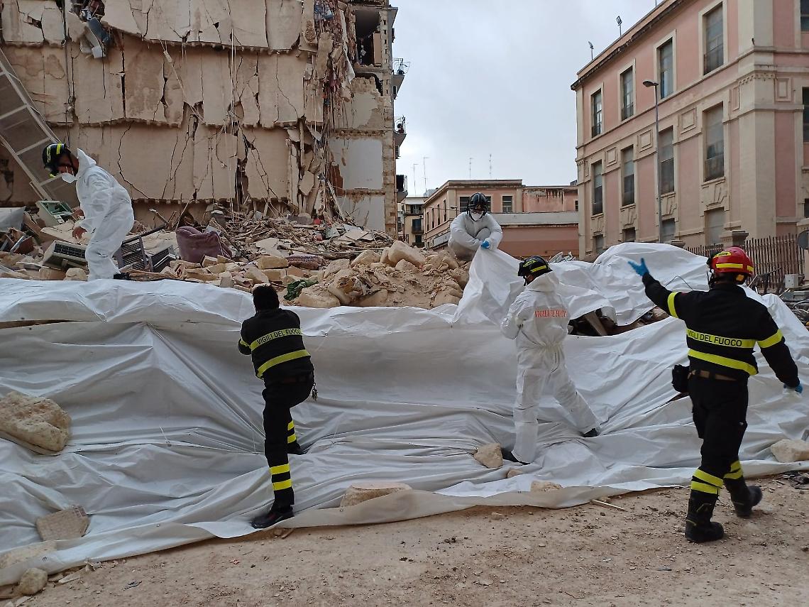 Vigili del fuoco al lavoro nell'area del crollo della palazzina in via De Amicis a Bari
