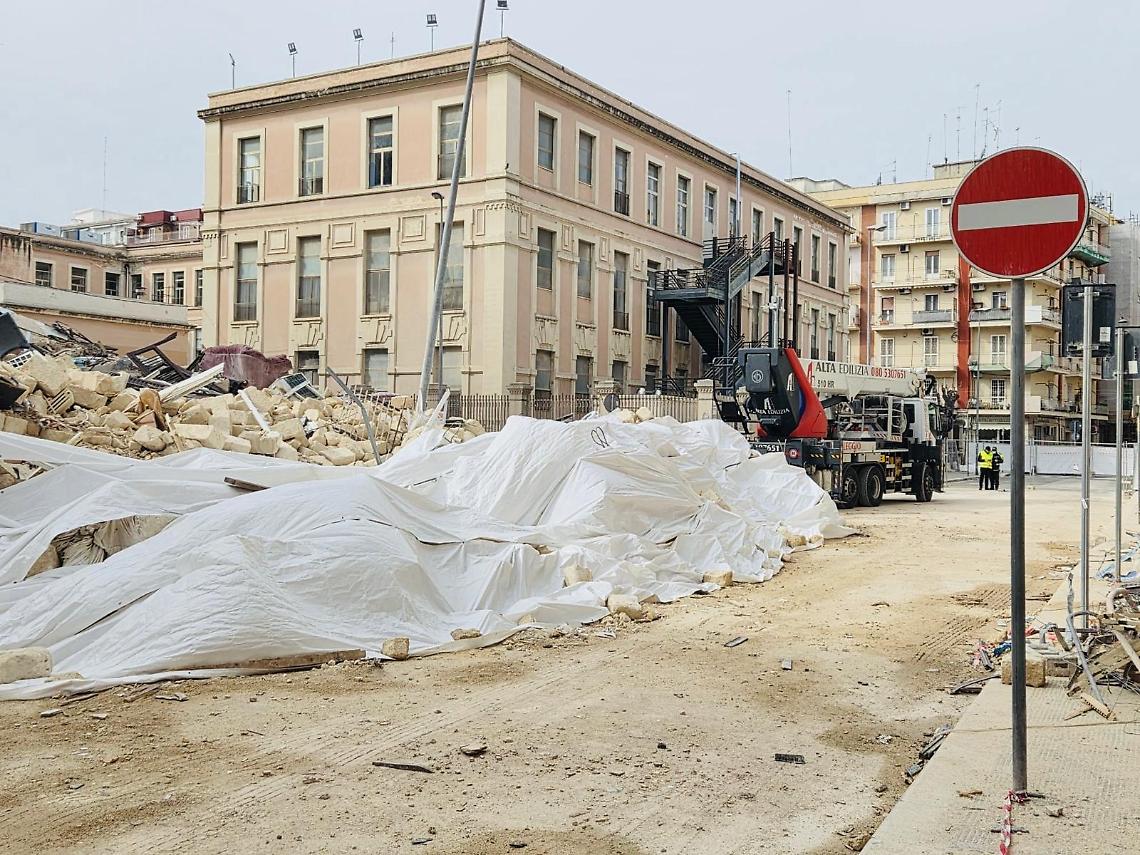 Il crollo della palazzina in via De Amicis a Bari