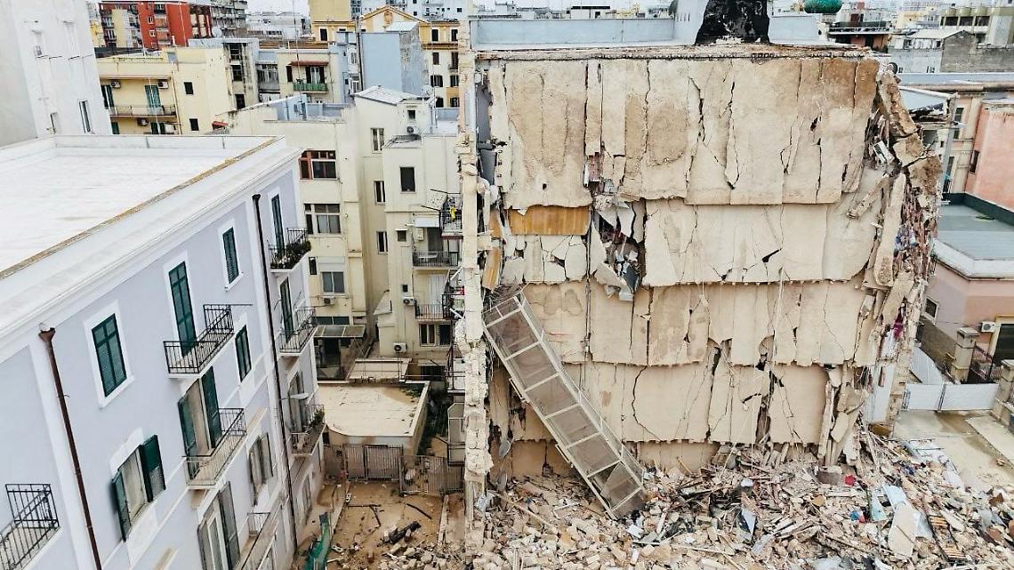 Amianto nel cantiere della palazzina crollata, conferme dall’analisi: nessun rischio di dispersione