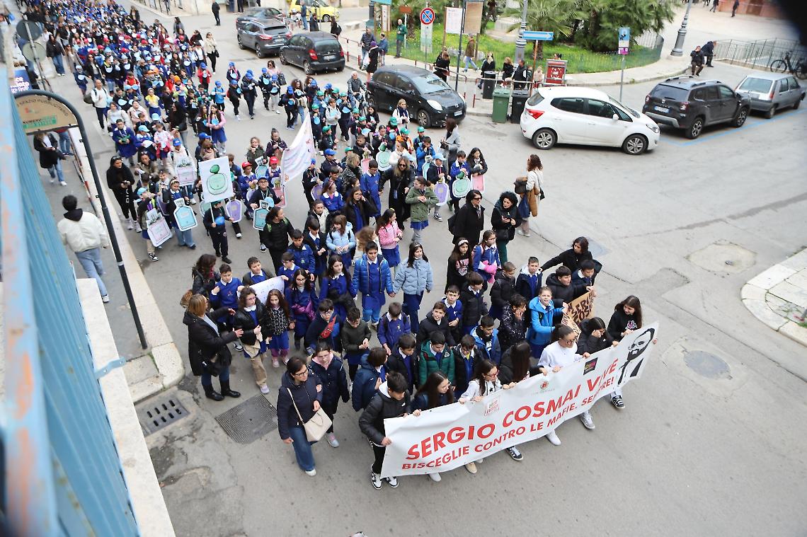 Studenti in piazza da Bari a Taranto: protesta contro il ministro Valditara e la manovra del governo