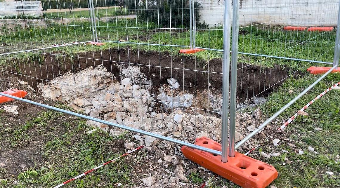 Lo scavo per la costruzione dell'antenna telefonica a Trani