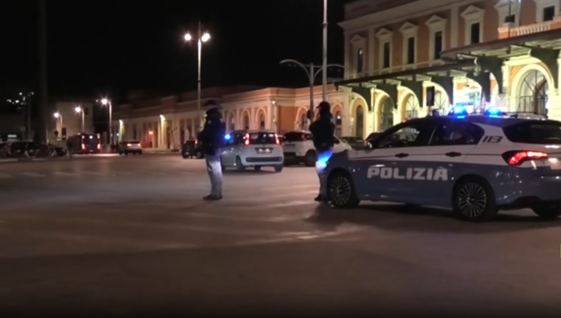 La Polizia di Stato di Bari in piazza Moro