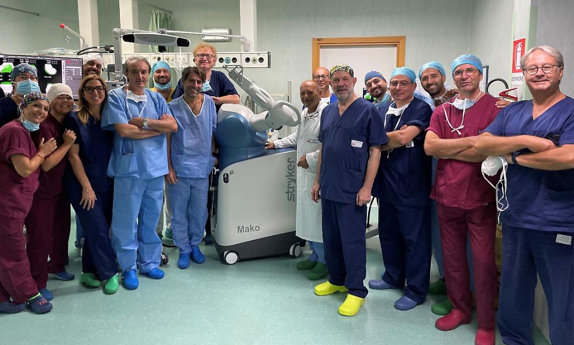 L'equipe con il robot ortopedico della Asl Bari