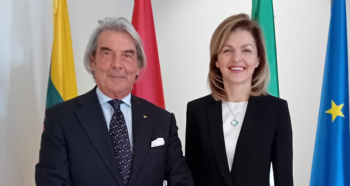 Il Console della Repubblica di Lituania per Puglia e Basilicata, Giuseppe Saracino, e l'Ambasciatrice della Lituania in Italia, Dalia Kreiviene