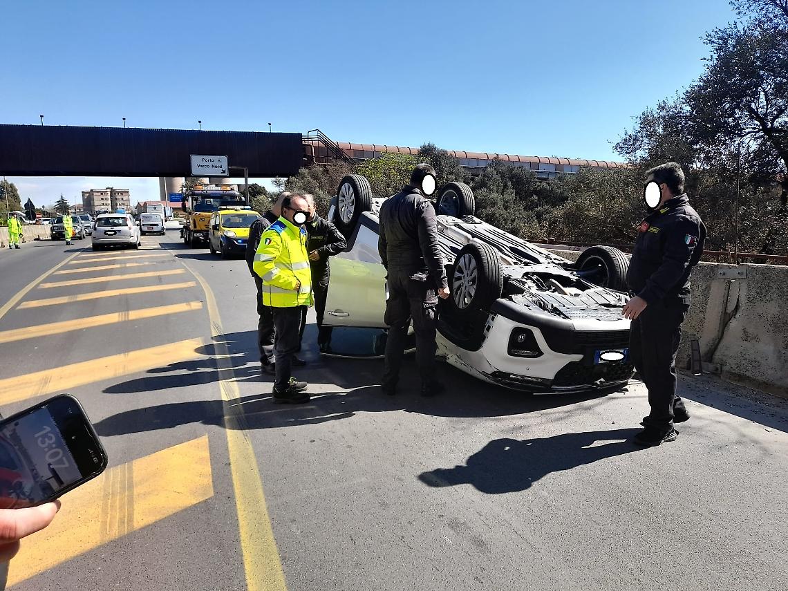 L'incidente allo svincolo per il Varco Nord del porto mercantile di Taranto - foto di Francesco Manfuso