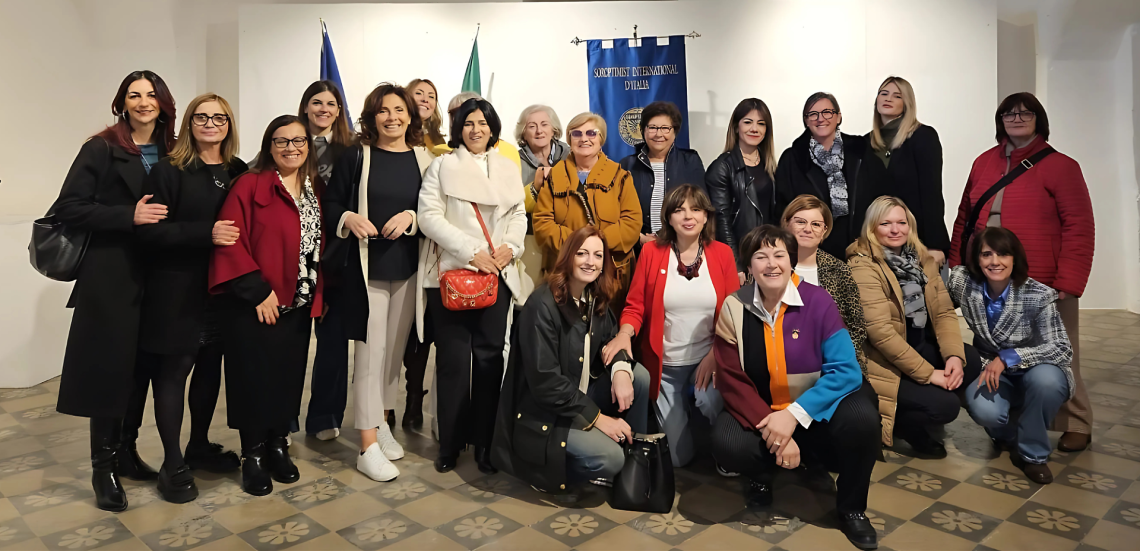 Intrecci di mani, battiti di Puglia: un omaggio all'arte al femminile