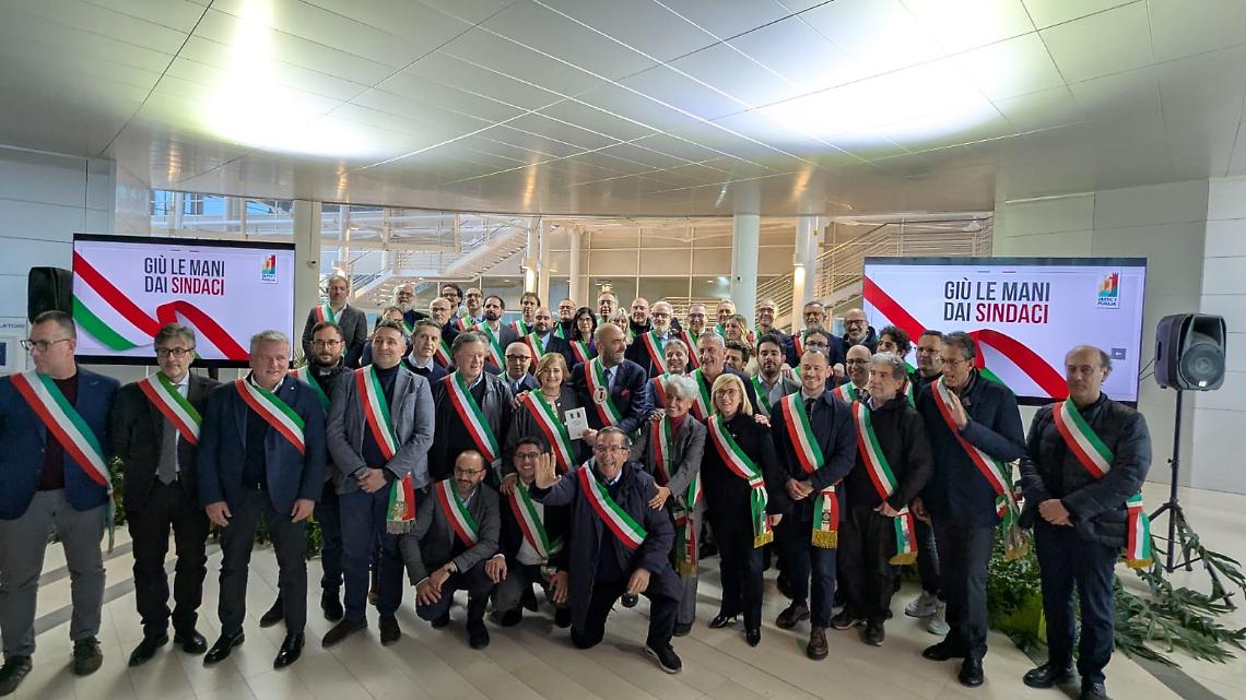 L'iniziativa "Giù le Mani dai Sindaci" a Bari