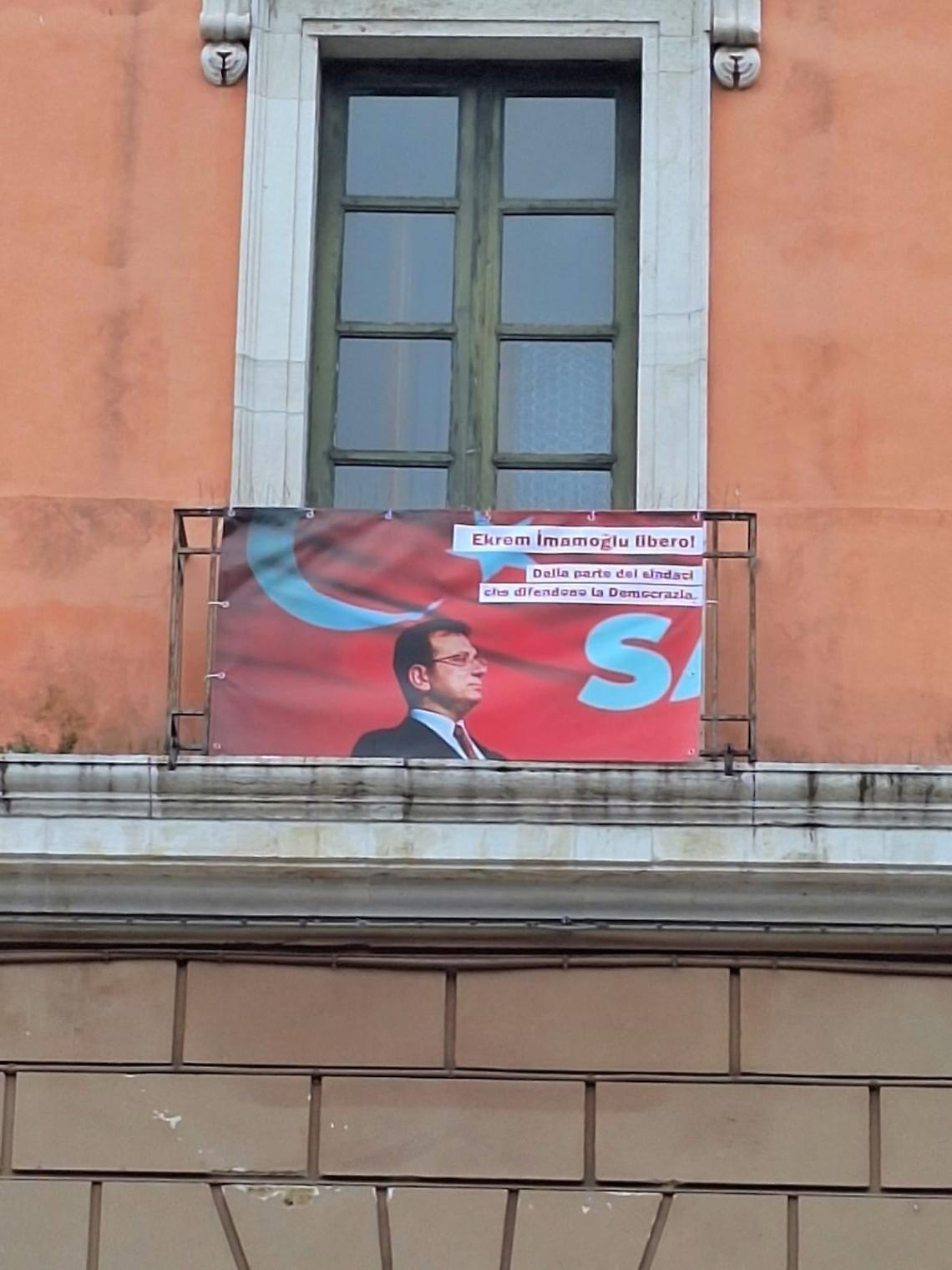 Lo striscione per la liberazione di Ekrem Imamoglu, sindaco di Istanbul