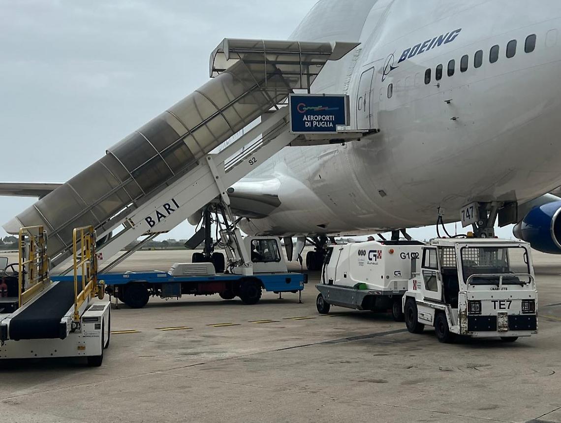 Il Dreamlifter atterrato all'aeroporto di Bari