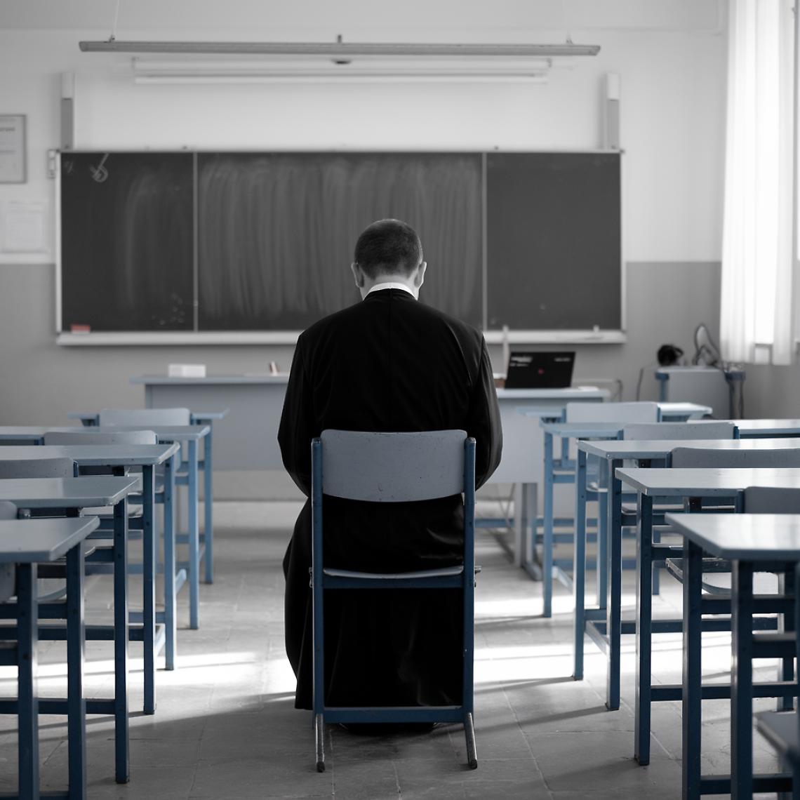 Un sacerdote in classe - foto creata con Ai
