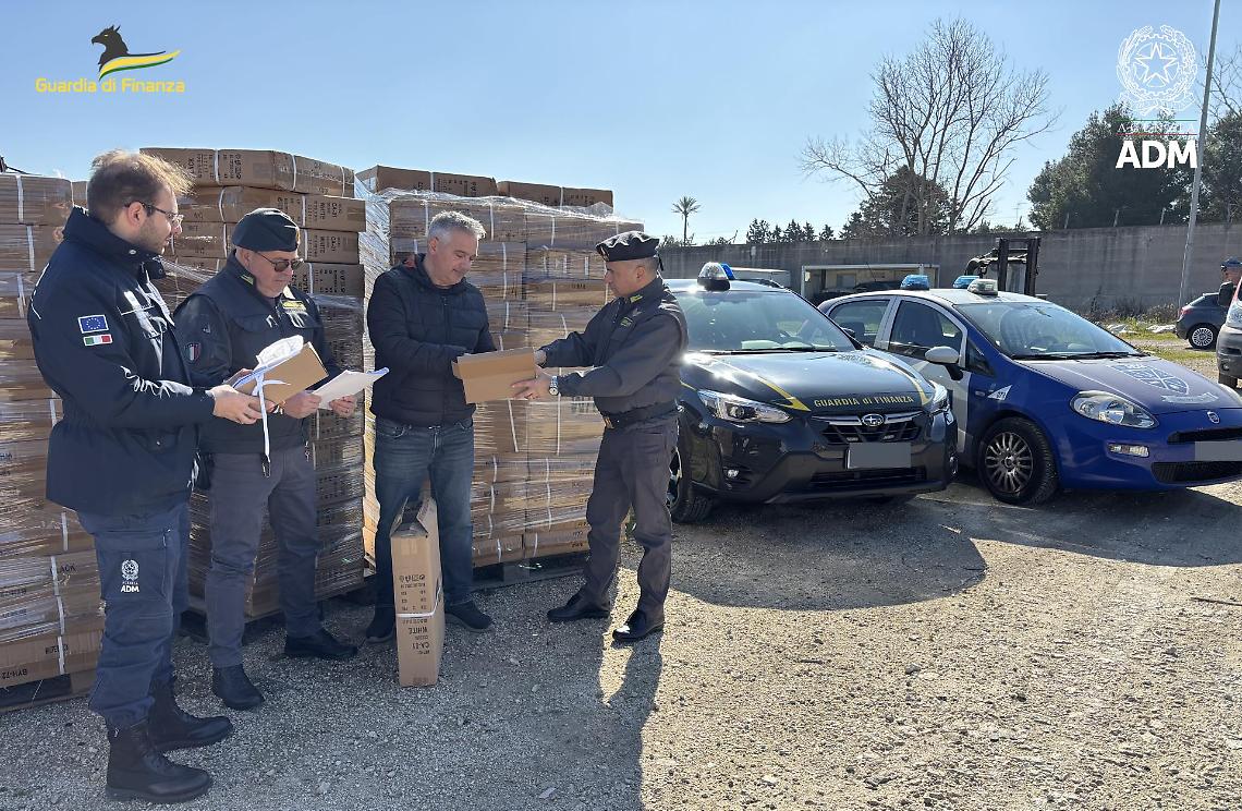 Le scarpe donate dalla Guardia di Finanza di Brindisi