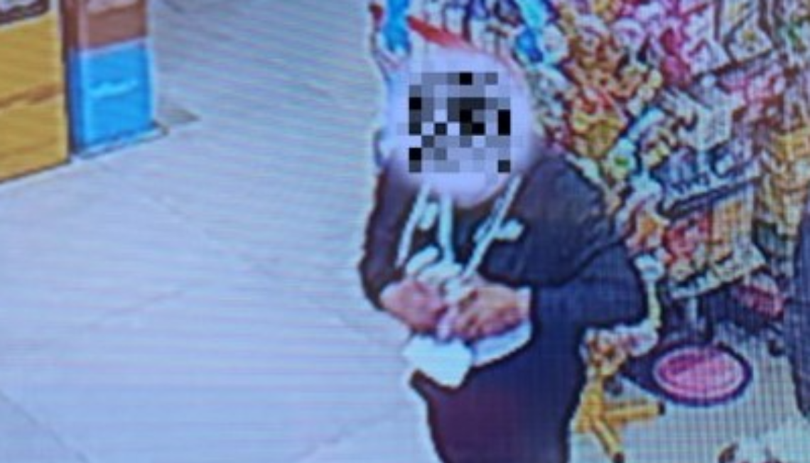 Ha effettuato diversi acquisti utilizzando il bancomat che si trovava all'interno del portafoglio dell'autista