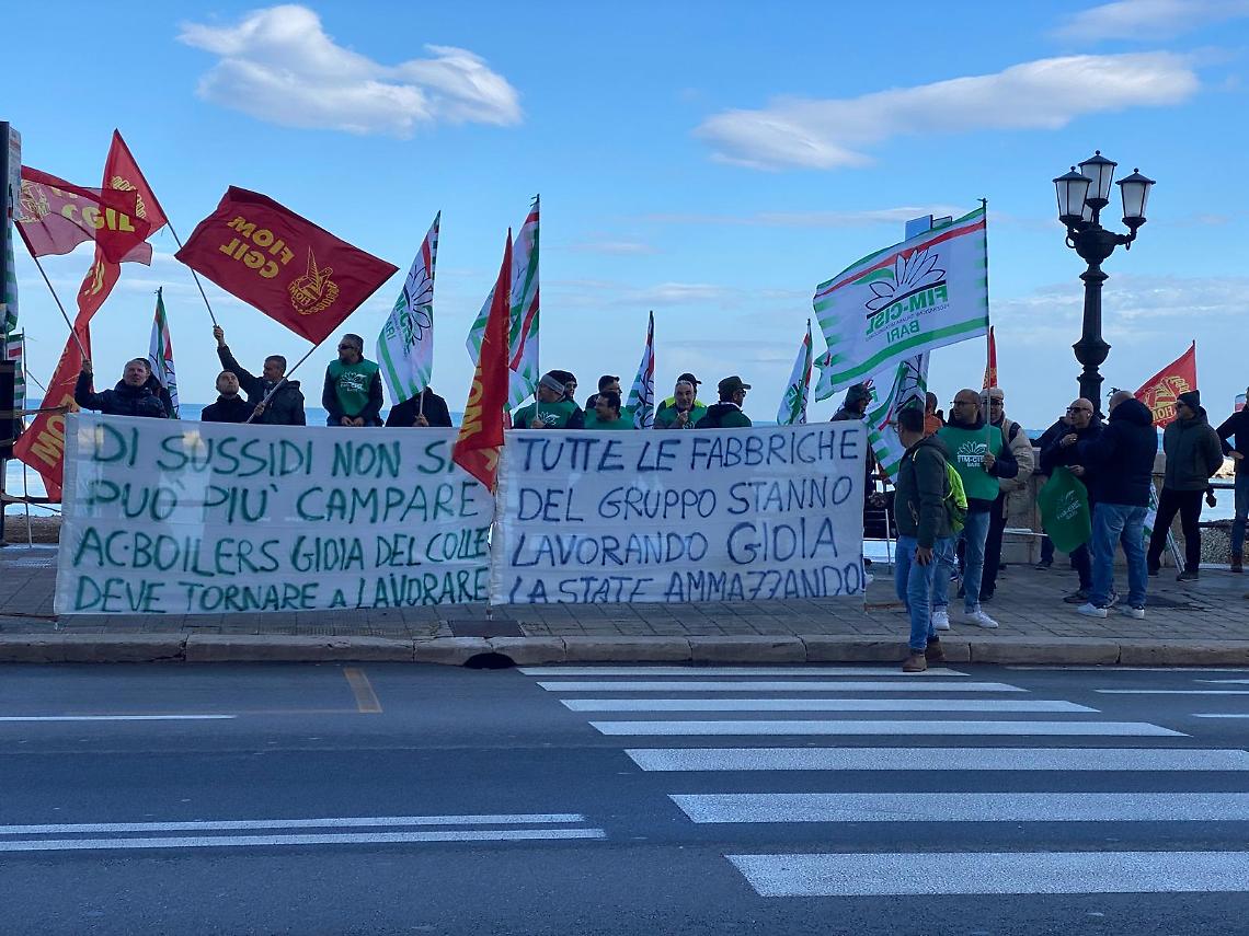 Una delle manifestazioni sindacali per la vertenza Boilers davanti alla Presidenza della Regione a Bari