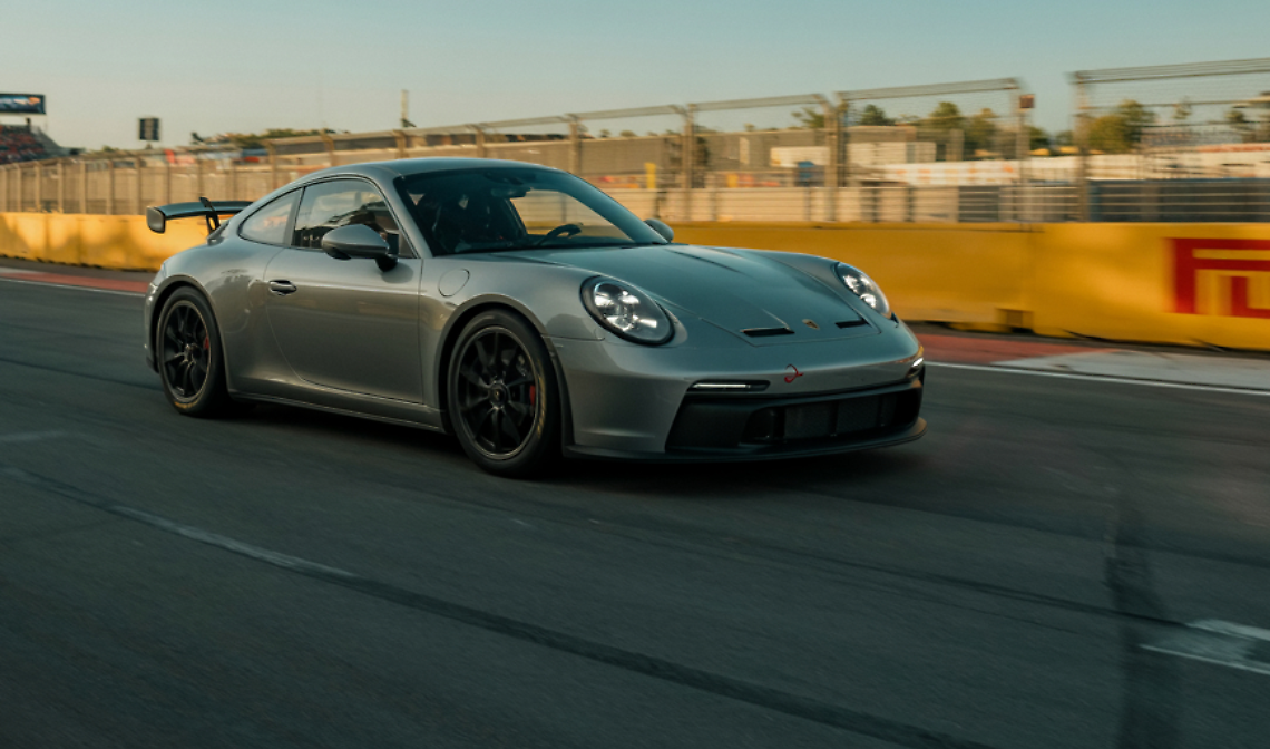 Una Porsche su pista - foto con Ai 