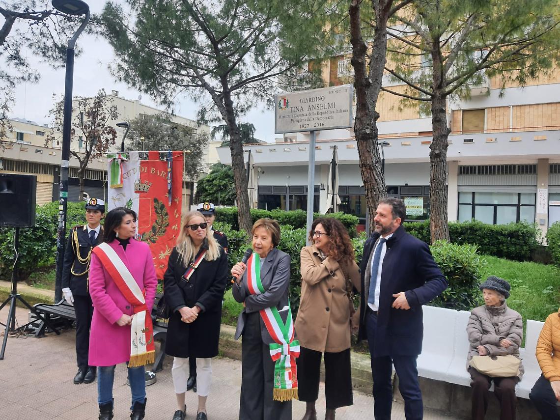 La cerimonia di intitolazione di un’area in corso Alcide De Gasperi La cerimonia di intitolazione di un’area in corso Alcide De Gasperi a Tina Anselmi a Bari a Tina Anselmi 