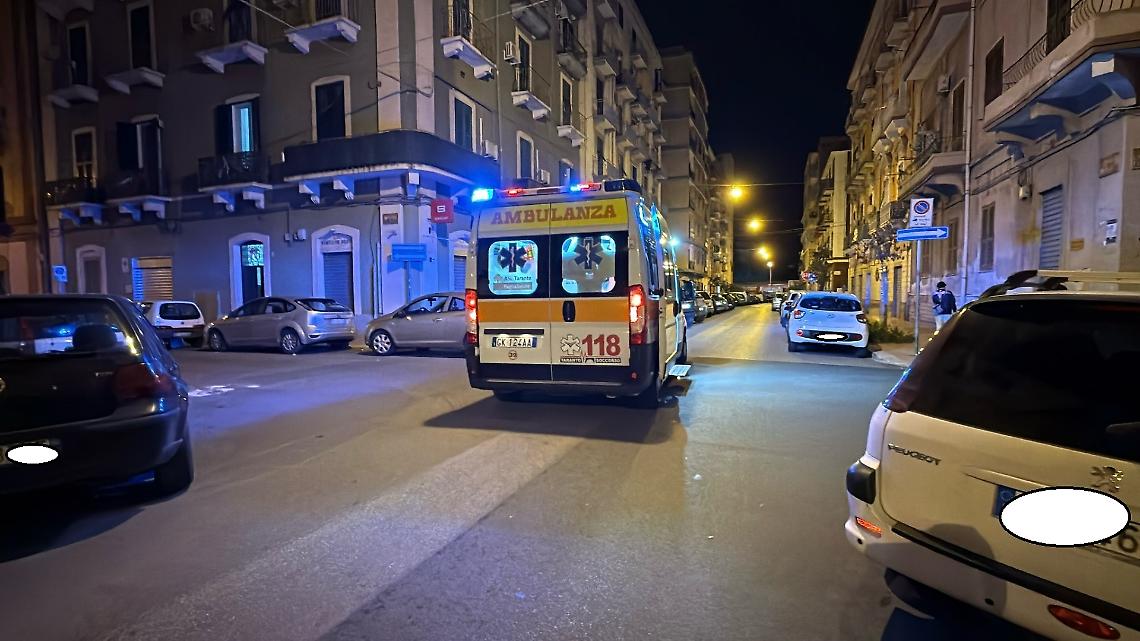 L'arrivo dell'ambulanza - foto di Francesco Manfuso