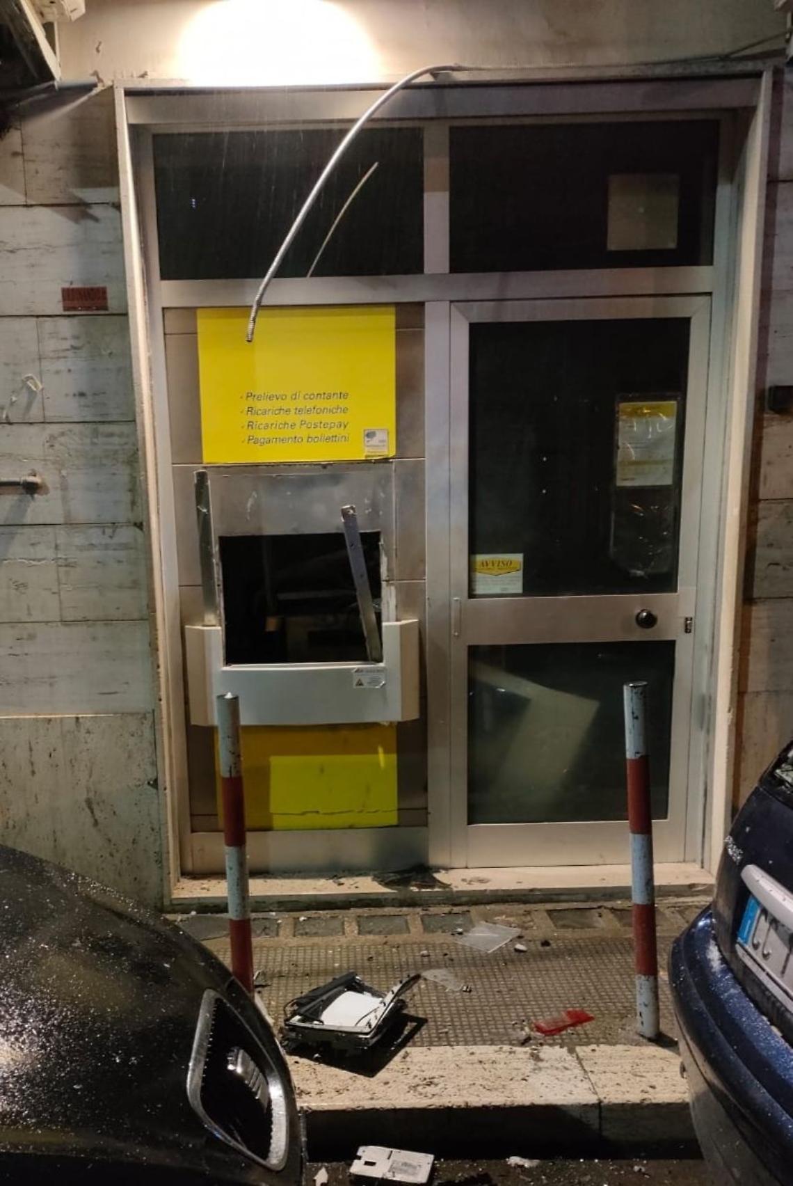 Il bancomat preso d'assalto a Barletta - foto da Amica9 Tv
