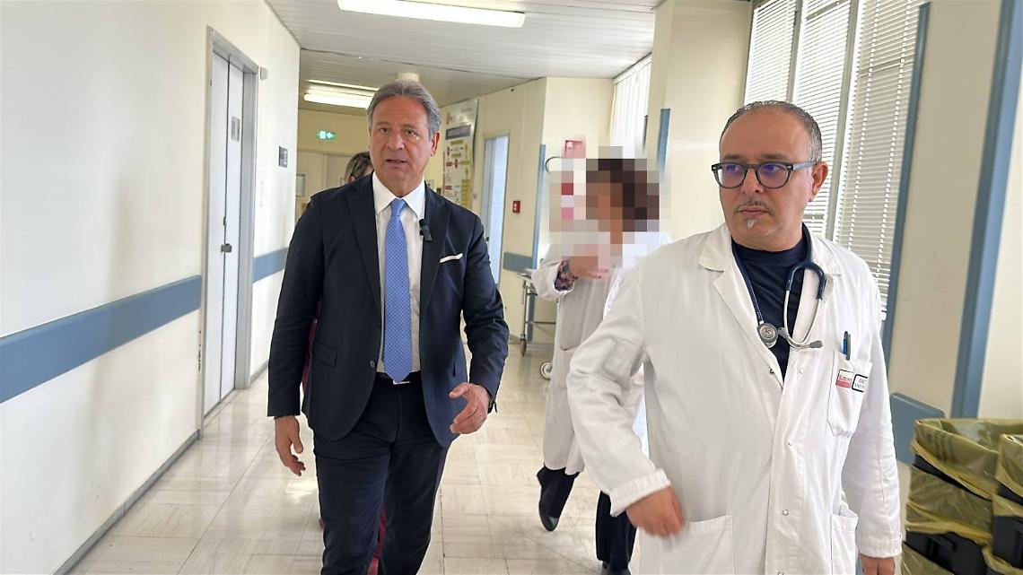 Paolo Pagliaro nelle corsie dell'Ospedale Vito Fazzi di Lecce