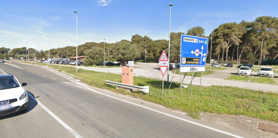 Uno dei "totem" installato anni fa a Taranto, in via Cesare Battisti, nei pressi del Parco Cimino