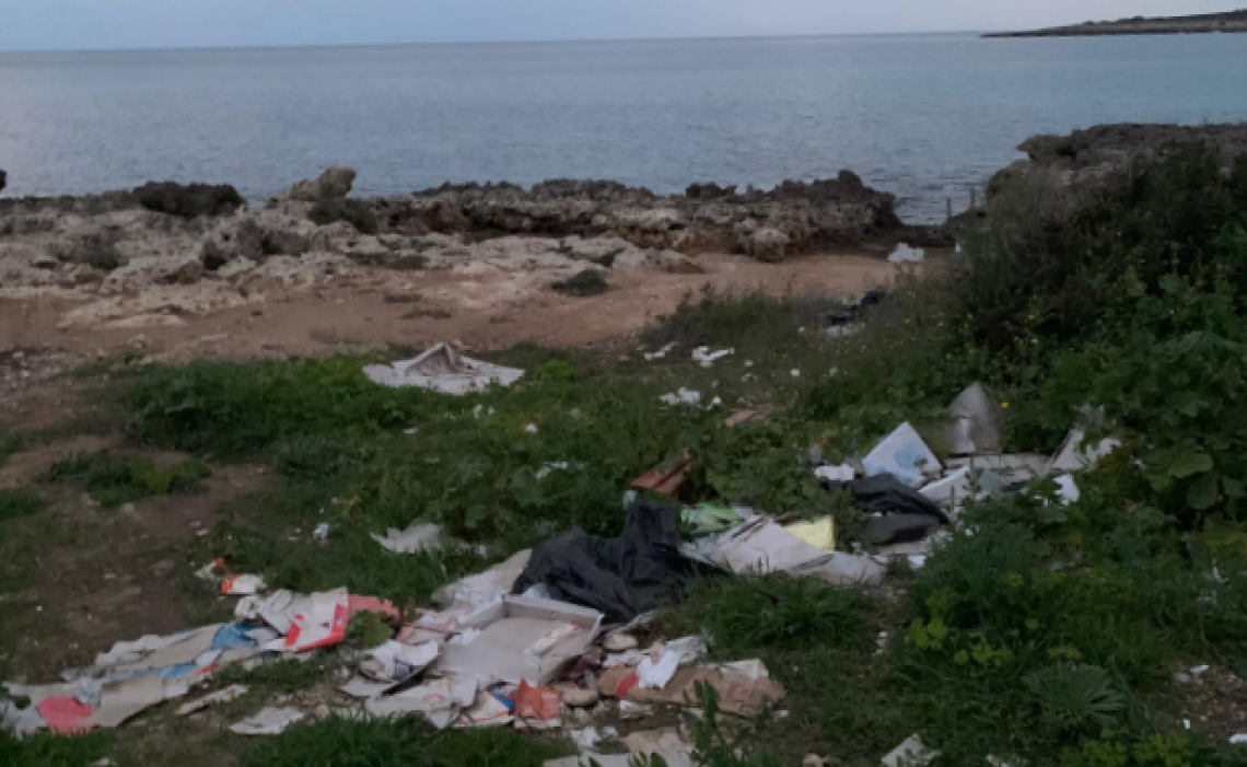 Incuria e degrado nella zona di Tramontone