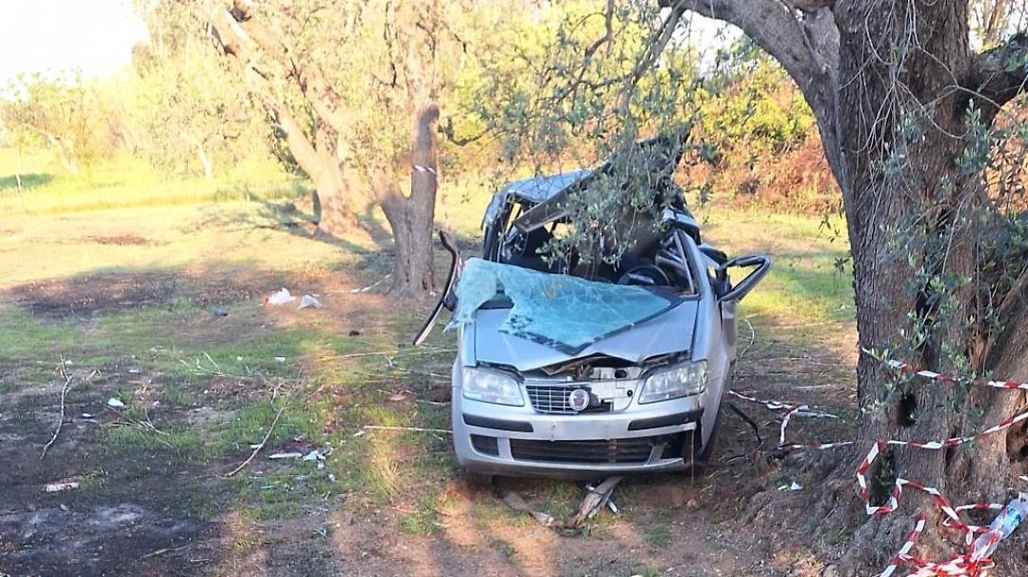 L'auto dopo l'impatto con l'albero - foto Francesco Manfuso