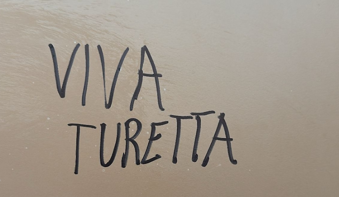 Una delle frasi shock scritte sui muri del bagno del Liceo classico Casardi di Barletta