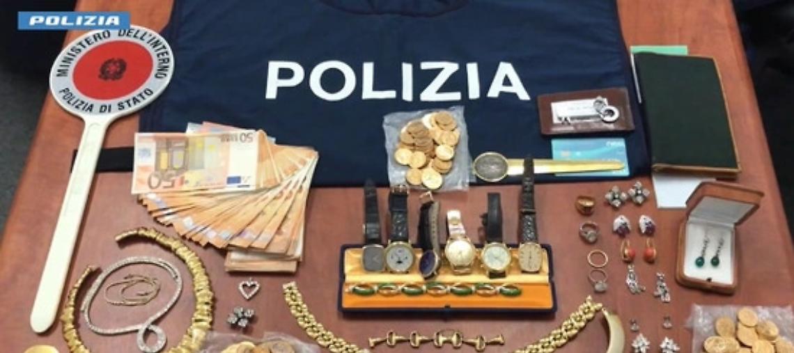 Il bottino sequestrato dalla Polizia a Genova