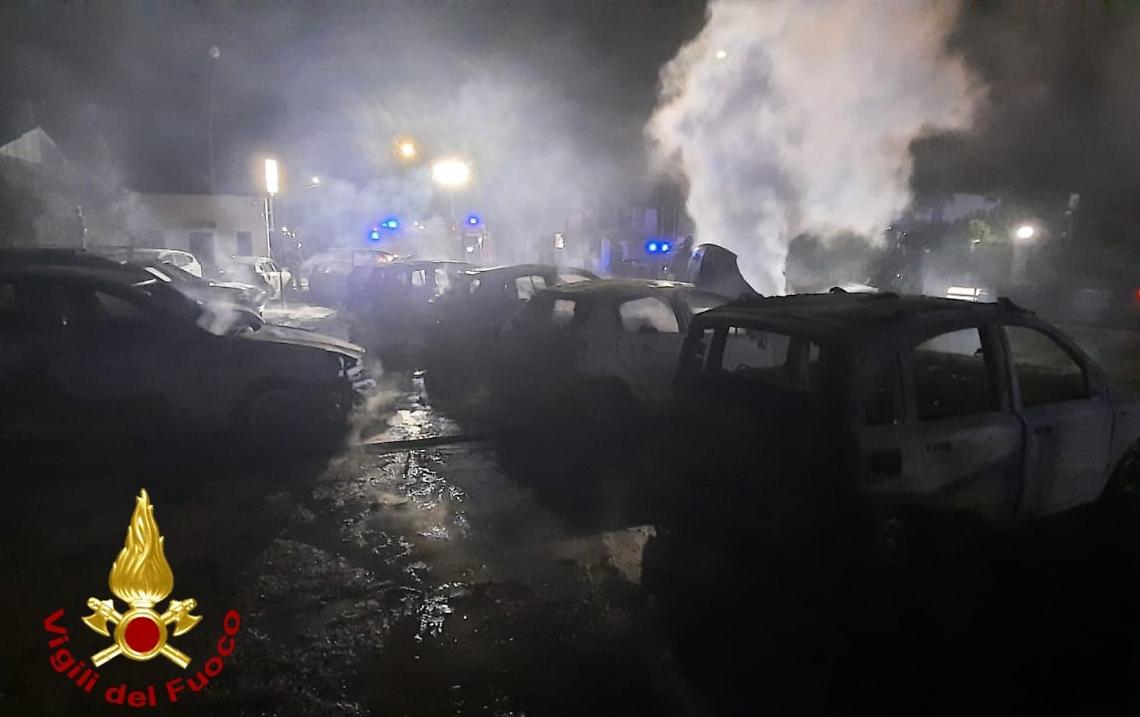 Rogo in un autoparco a Massafra - foto di Francesco Manfuso
