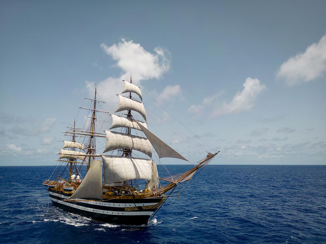 La Amerigo Vespucci lascia Brindisi e fa rotta verso Taranto