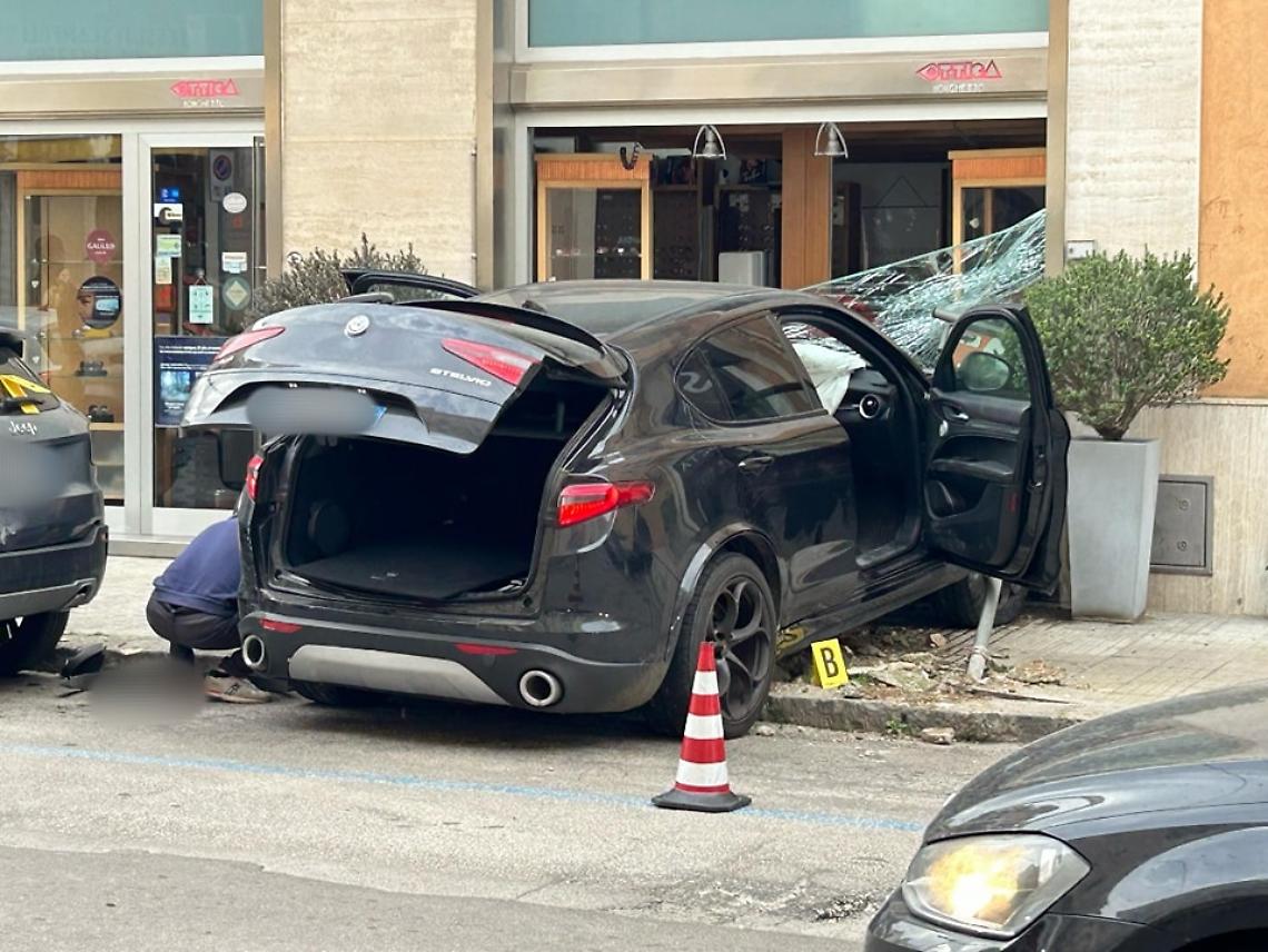 L'auto dopo lo schianto - foto da Salentolive24