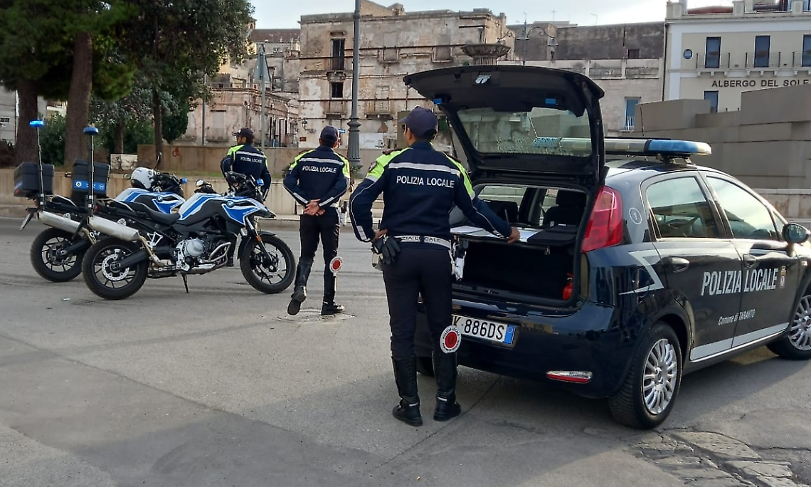 L'attività svolta dalla Polizia locale di Taranto (foto d'archivio)