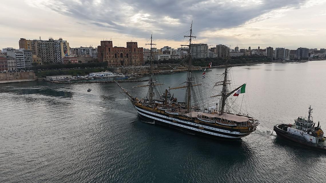L'Amerigo Vespucci lascia Taranto - foto di Francesco Manfuso
