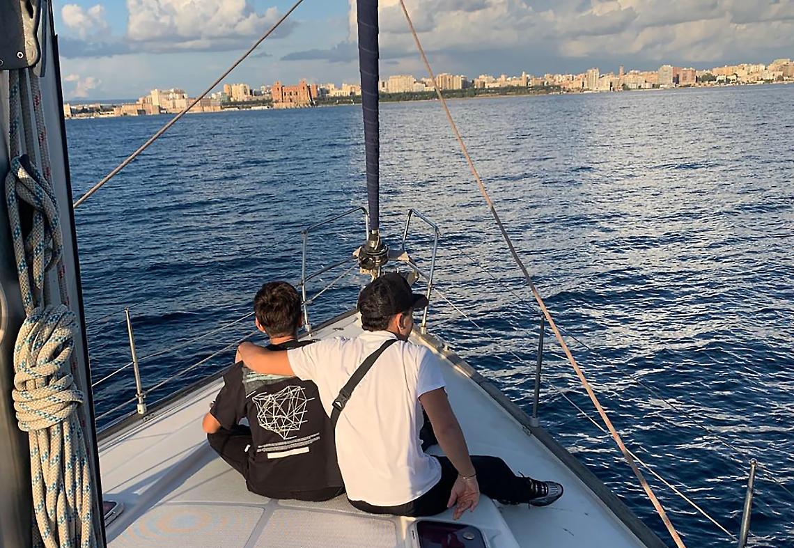 Ragazzi sulla imbarcazione "Salpiamo"