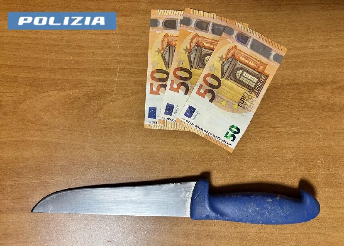 Il coltello e i soldi recuperati dalla Polizia di Stato