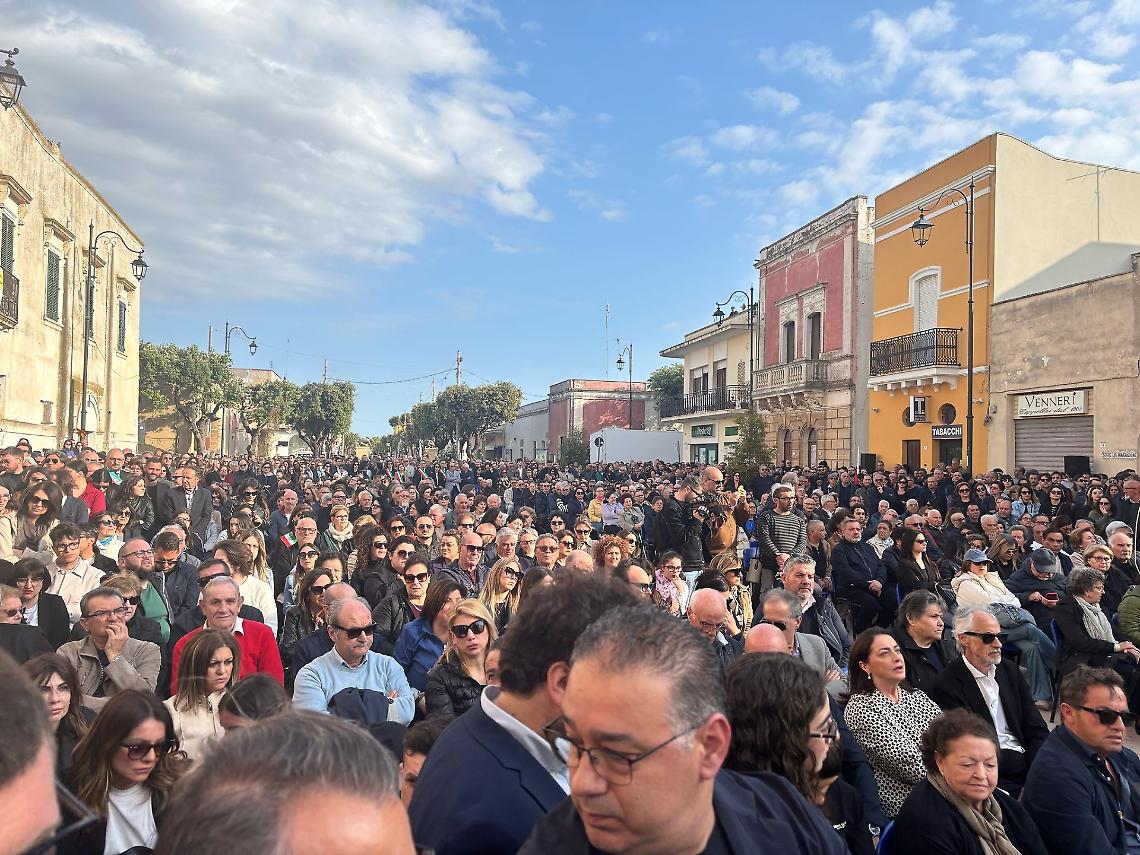La folla ai funerali di Donato Metallo a Racale