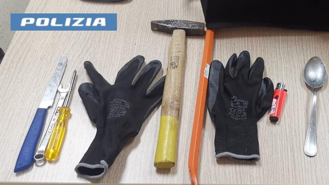 Gli arnesi sequestrati dalla Polizia di Stato
