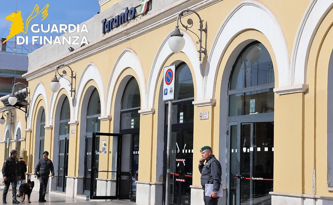 I controlli della Finanza alla Stazione ferroviaria di Taranto