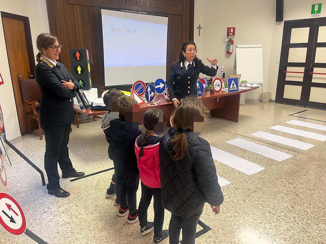 La polizia locale di Andria con piccoli studenti