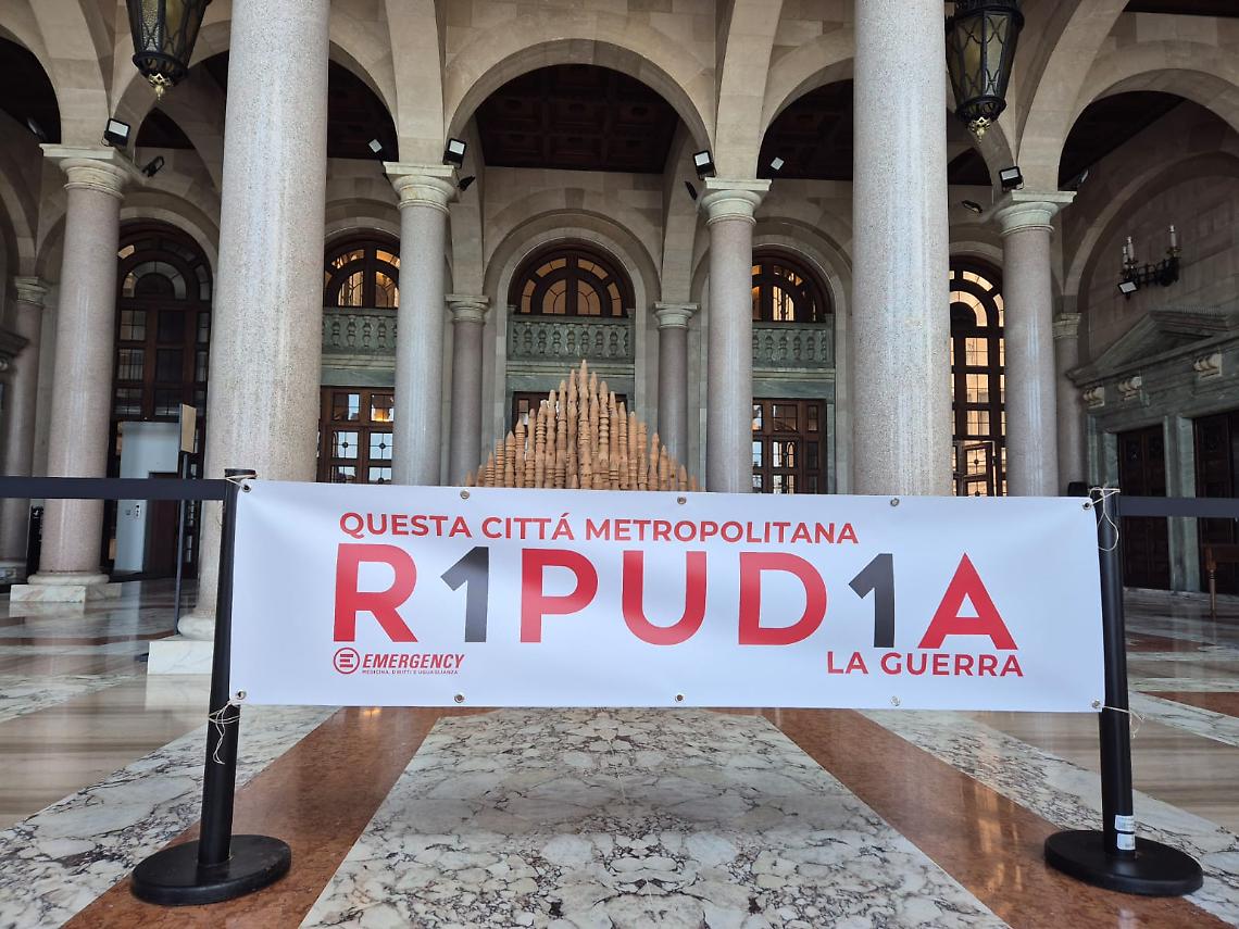 Lo striscione nella sede della Città Metropolitana di Bari