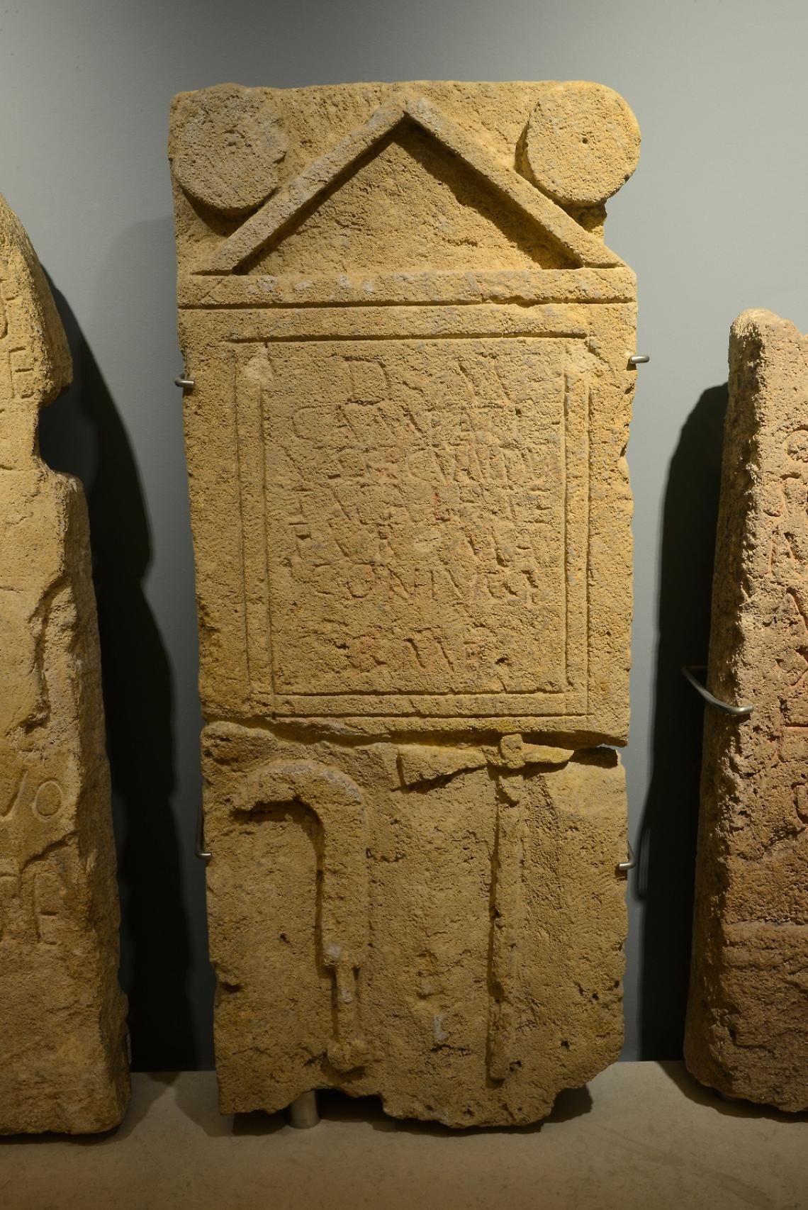 Stele in carparo con iscrizione sepolcrale di un potatore 