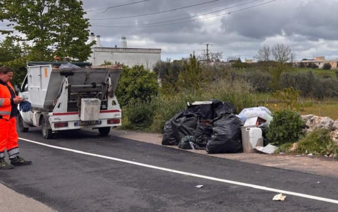 Rifiuti abbandonati nell'agro di Martina Franca