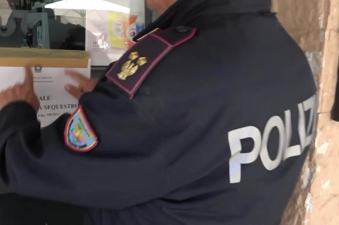 Il sequestro dei beni da parte degli agenti di Polizia di Taranto