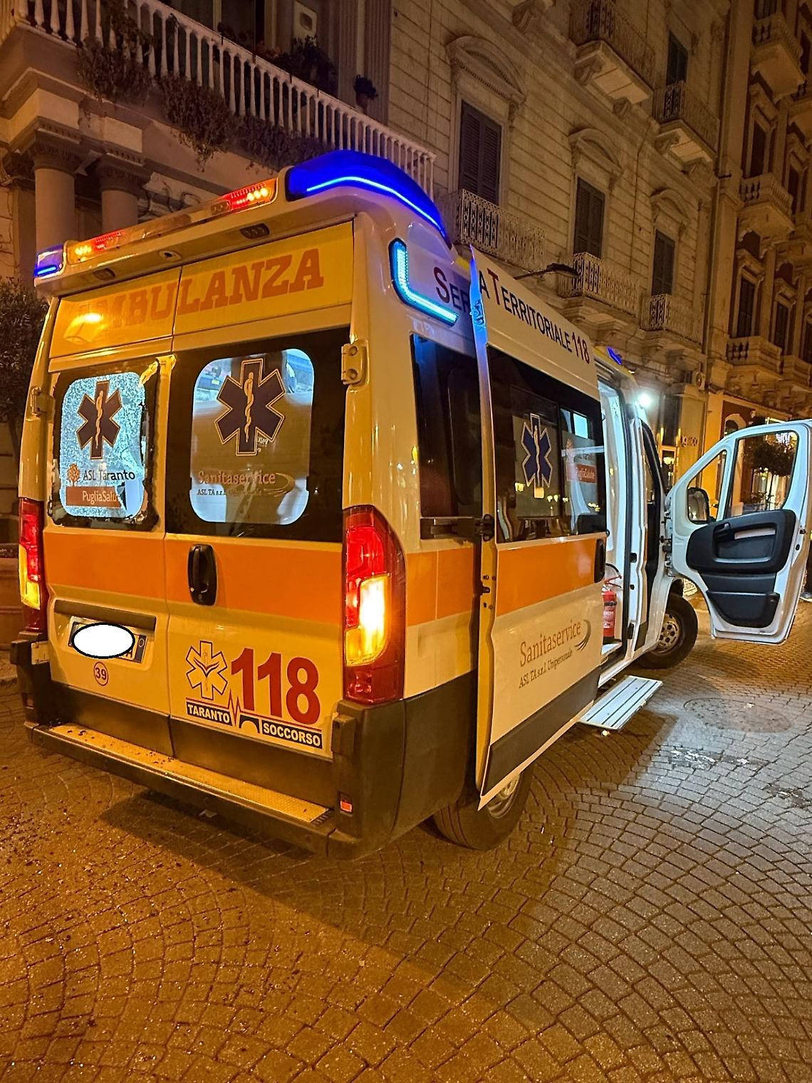 L'ambulanza colpita dai sassi - foto di Francesco Manfuso